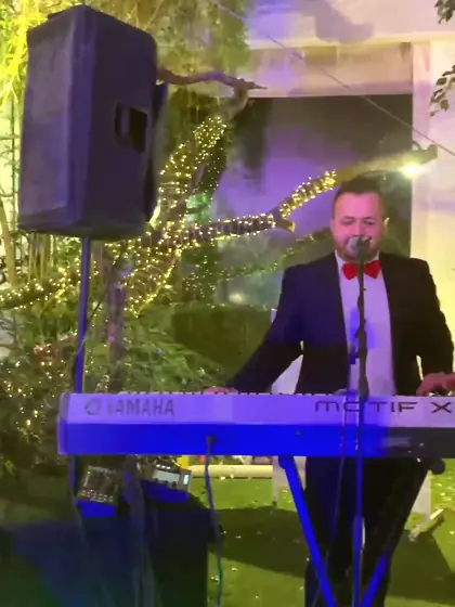 Un músico al teclado durante una fiesta, en otro evento de Julieta.