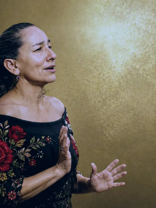 Retrato de prensa de la soprano cantando, cedido por Julieta.