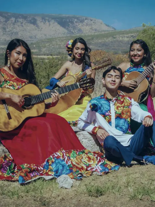 Retrato de prensa de los cuatro hermanos con sus guitarras, cedido por Julieta.