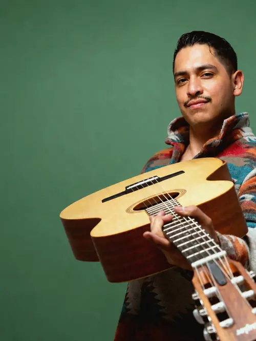 Retrato de prensa del tenor con su guitarra, cedido por Julieta.