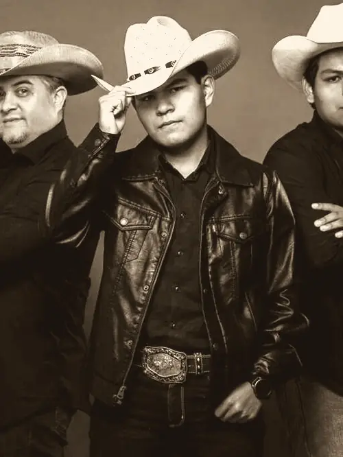 Retrato de prensa de los tres músicos del grupo, con sombrero, cedido por Julieta.
