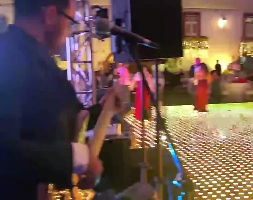 Una pista iluminada con sillas blancas alrededor, en otro evento de Julieta.