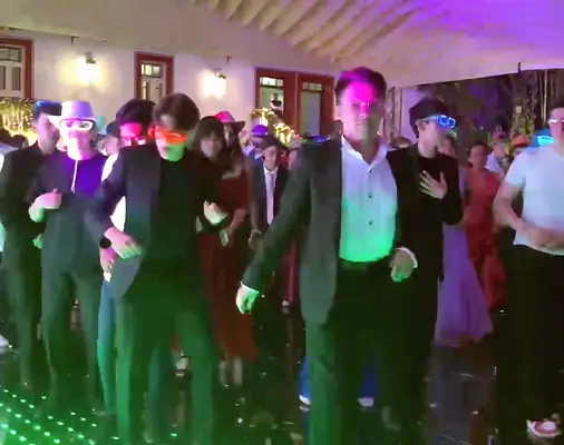 Invitados bailando en una pista iluminada, en otro evento de Julieta.